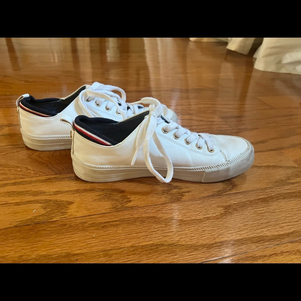 Host Pick!! Tommy Hilfiger Womans sneakers   sz 6.